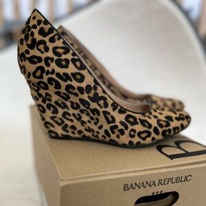 Banana Republic women's calf hair leopard print wedge. Size 7.5.